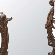 Vicente Andreu. Large mirror with carved wooden frame, 20th century.