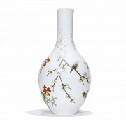 A Falangcai porcelain vase with nature and birds, Qianlong (1736 - 1795).