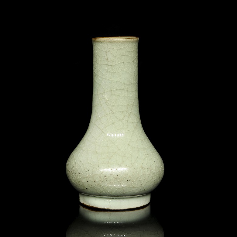 Ceramic vase with ‘Geyao’ glaze, Ming dynasty