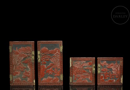 Juego de cuatro pequeñas puertas de madera tallada y lacada, dinastía Qing