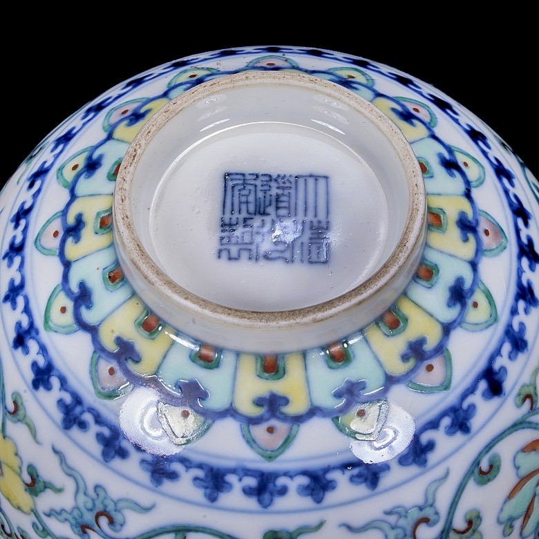 Porcelain bowl with Doucai glaze ‘Flowers’, with Daoguang seal