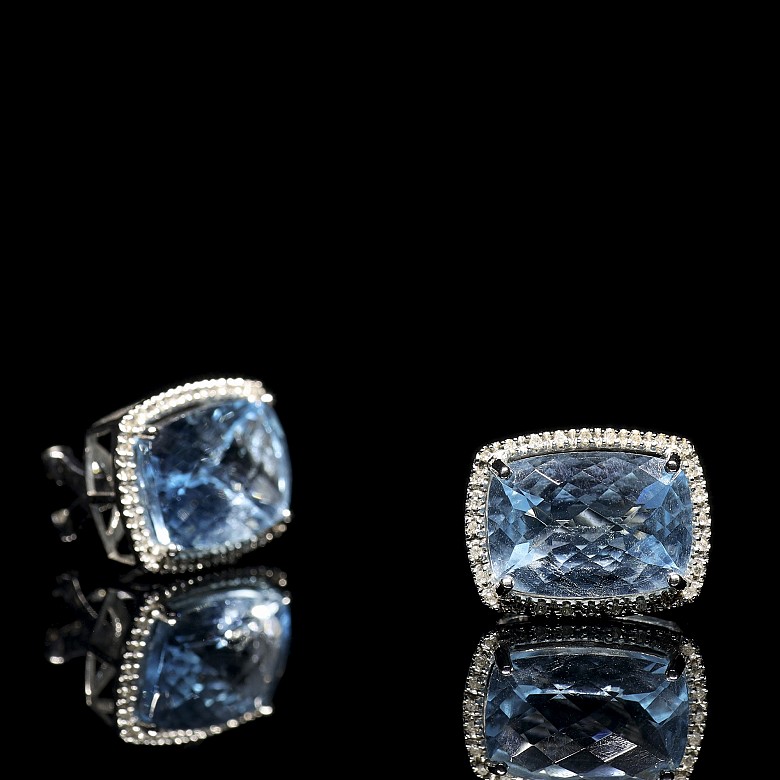 Earrings in 18kt white gold with topaz and diamonds