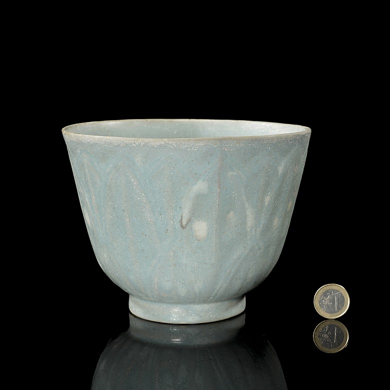 Glazed ceramic ‘Lotus petals’ mug, 19th century