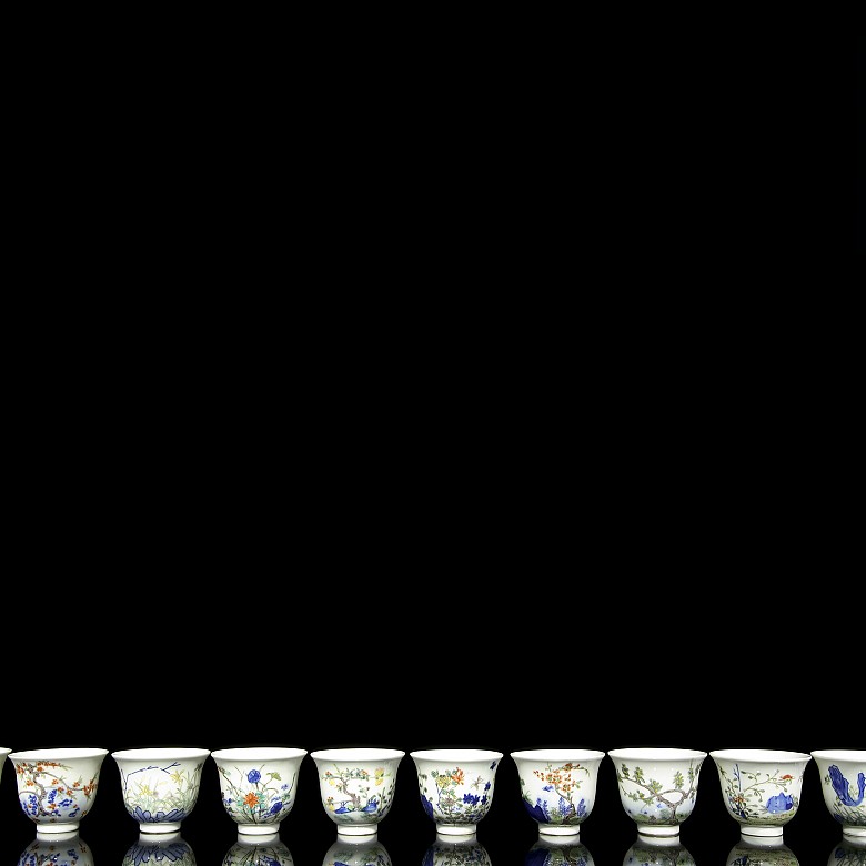 Complete set of twelve cups with flowers, 20th century