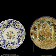 Pair of Manises ceramic dishes, 20th century