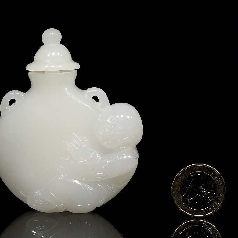 Jade snuff bottle ‘Child’, Qing dynasty