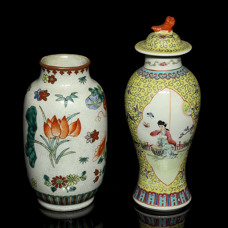 Dos jarrones de porcelana china, S.XX