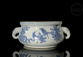 Blue-and-white porcelain censer ‘Birds and branches’, Qing dynasty