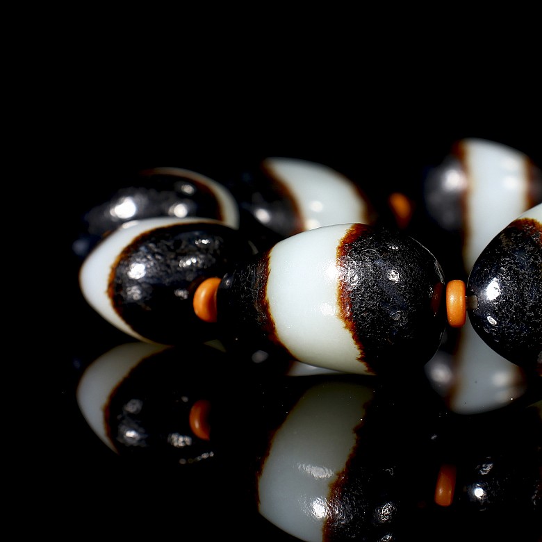 Bracelet of nine tricolour jade beads, 20th century