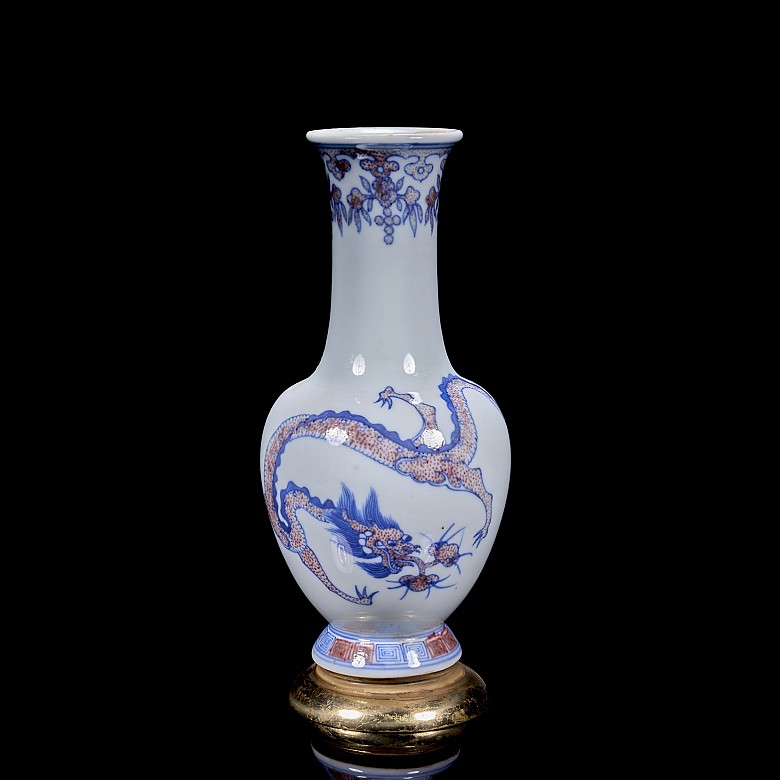 Blue and red enamelled porcelain ‘Dragon’ vase, Qing dynasty