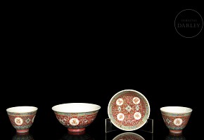 Four Asian ceramic objects “ famille rose”, 20th century