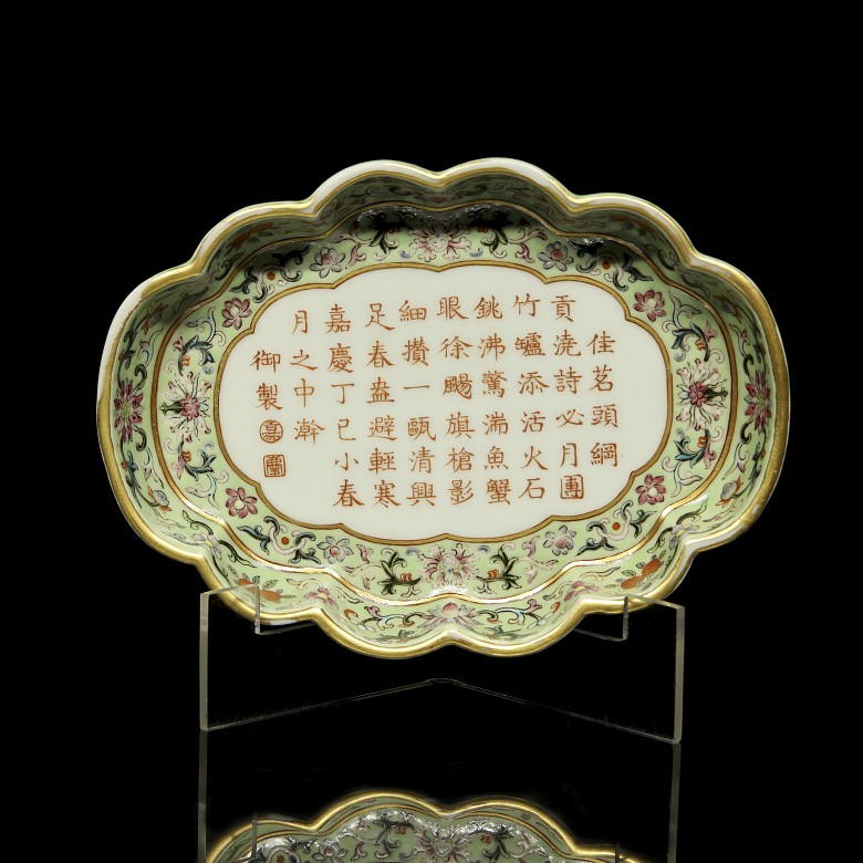 Small foliate porcelain “Poem” foliate tray, Qing dynasty, with Jiaqing mark