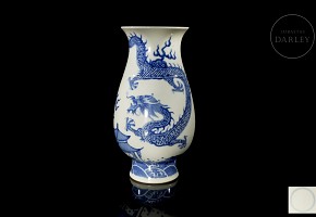 Blue-and-white porcelain vase ‘Landscape with dragon’, Qing dynasty