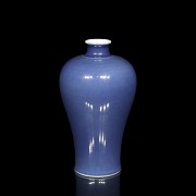 Small “Meiping” vase with blue glaze, Qing dynasty, with Qianlong seal