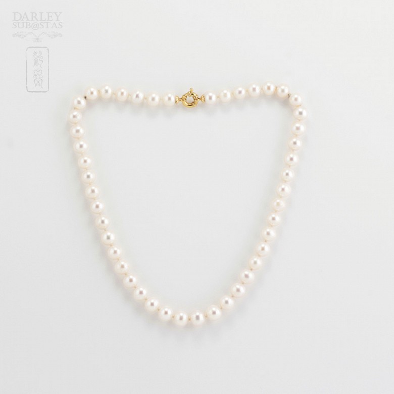 Pearl 9-10mm with 18k yellow gold clasp.