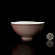 Cuenco de porcelana esmaltada en rojo y blanco, con sello Qianlong