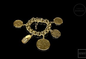 Pulsera de oro con monedas y aderezos