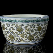 Doucai porcelain container for ‘Lotus’ brushes, with Longqing marking