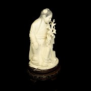 Carved ivory figure ‘Lady with a bouquet’, early 20th century