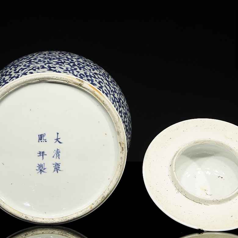 Blue and white Chinese Tibor, Jingdezhen, Qing dynasty