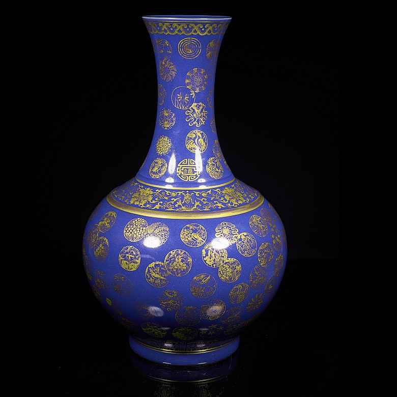 Glazed porcelain vase with blue background, Qing dynasty, with Guangxu seal