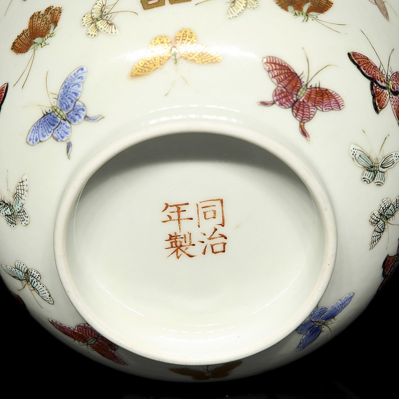 Enamelled porcelain ‘Butterflies’ bowl, Qing dynasty