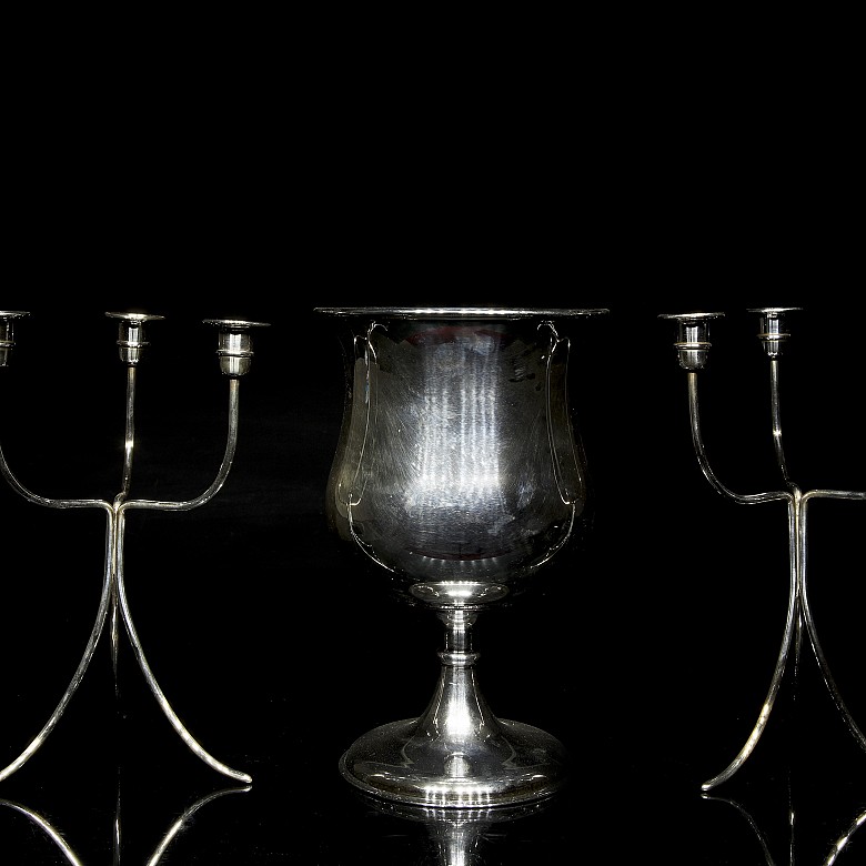 Conjunto candelabros y copa de metal plateado, s. XX - 1