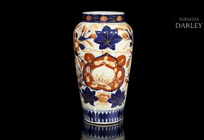 Japanese porcelain vase, 20th century