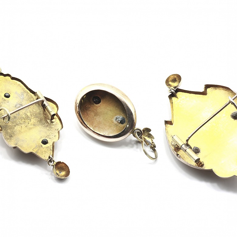 Two brooches and a gold pendant