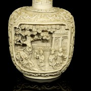 Ivory snuff bottle ‘Ladies in the garden’, 19th century