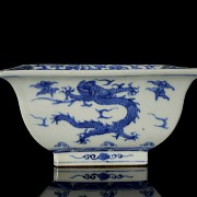 Blue-and-white porcelain pot ‘Dragons’, with Ming Dynasty seal, Jiajing