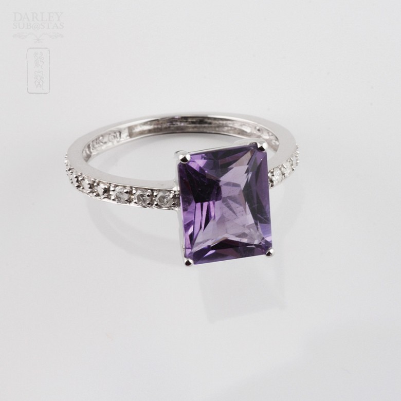 18k white gold ring with amethyst and 6 diamonds.