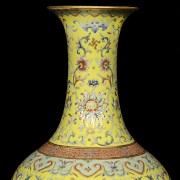 Porcelain vase with yellow background, with Qianlong mark