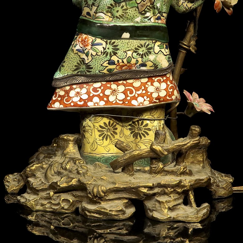 Bronze lamp with a chinese porcelain 