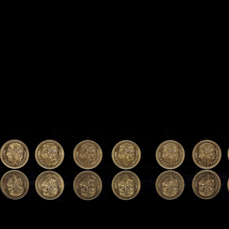 Eight Mexican gold coins ‘Dos pesos y medio’, 1945