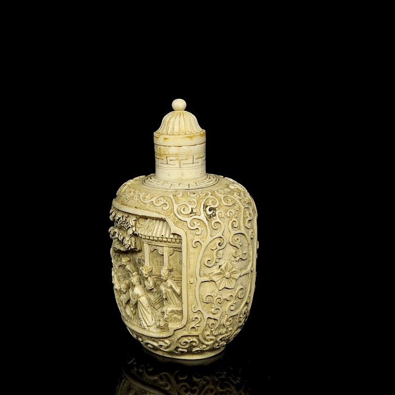 Ivory snuff bottle ‘Ladies in the garden’, 19th century