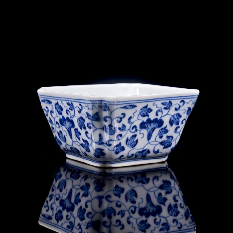 Cuenco cuadrado de porcelana esmaltada azul y blanco, dinastía Qing