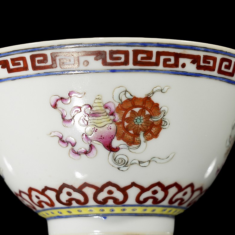 Porcelain cup, famille rose ‘Treasures’, Qing dynasty