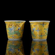 Pair of enamelled porcelain ‘Dragons’ cups, Qing dynasty