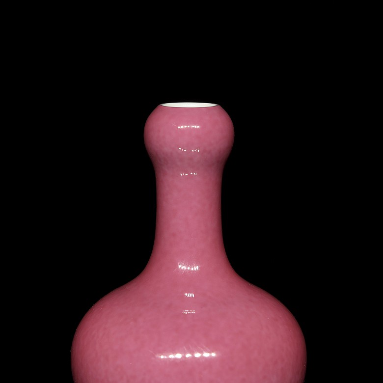 Small porcelain vase with pink glaze, with Yongzheng seal