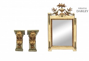 Pair of brackets and a polychrome wooden mirror, 20th century