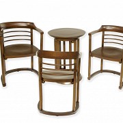 Conjunto velador con mesa y sillones de nogal, estilo Jose Hoffmann