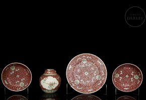 Three plates and a small jar of Asian porcelain “ famille rose”, 20th century