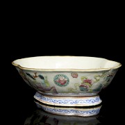 Porcelain vessel of the rose family, Late Qing dynasty