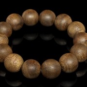 Bracelet with 14 carved wood beads