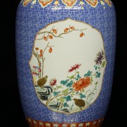 Small glazed porcelain vase ‘Birds’, with Qianlong mark