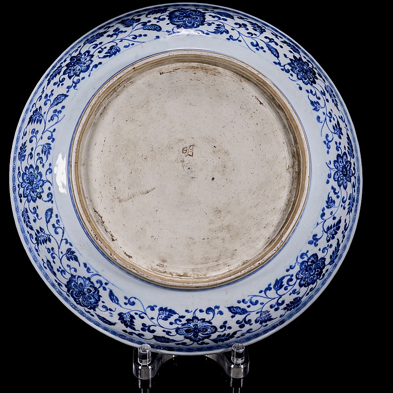 Large blue-and-white glazed ware ‘Flowers’ dish, Qing dynasty