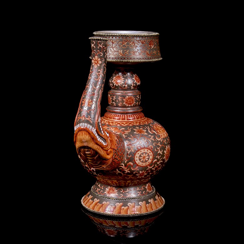 Enamelled ceramic jug ‘Dragon and Chrysanthemums’, with Qianlong Seal