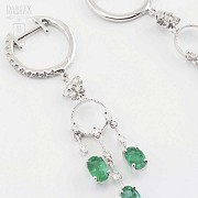 Earrings in 18k white gold, emeralds and diamonds