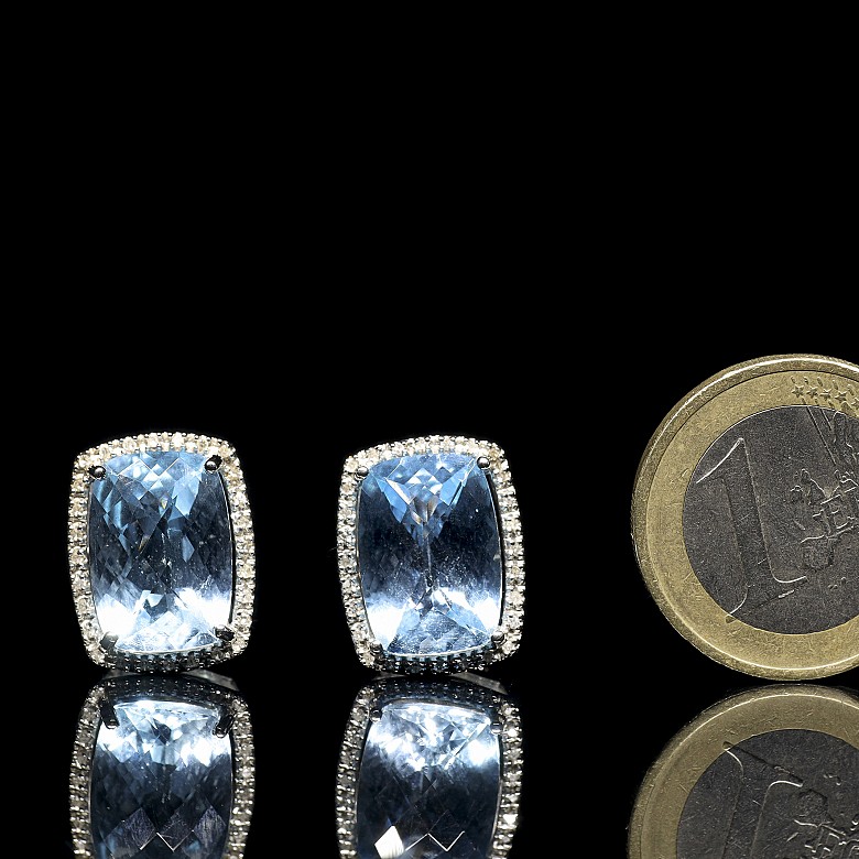 Earrings in 18kt white gold with topaz and diamonds